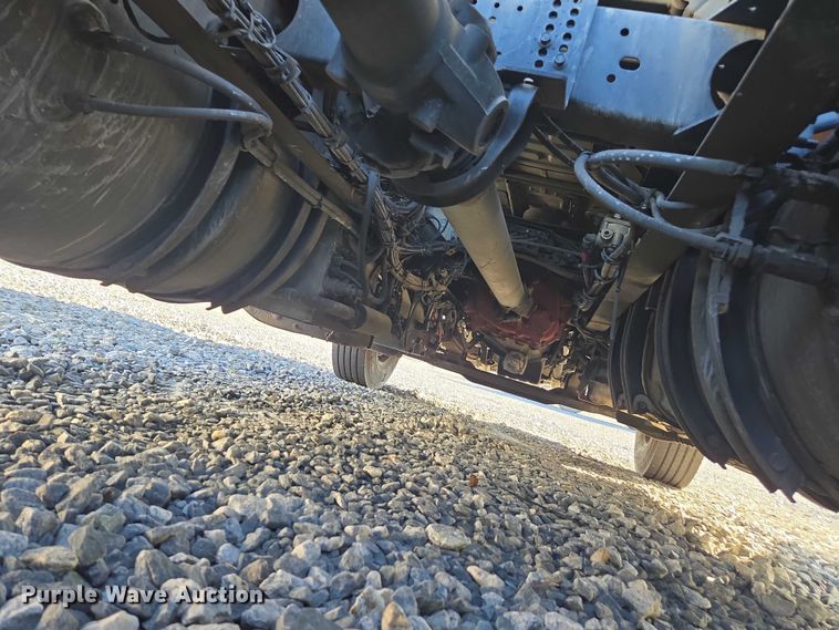 image for item YA0873 2014 Volvo VNL semi truck