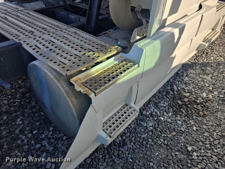 image for item YA0873 2014 Volvo VNL semi truck