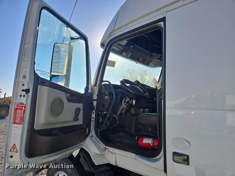 image for item YA0873 2014 Volvo VNL semi truck