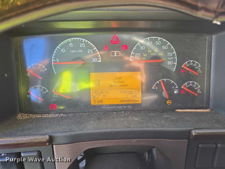 image for item YA0873 2014 Volvo VNL semi truck