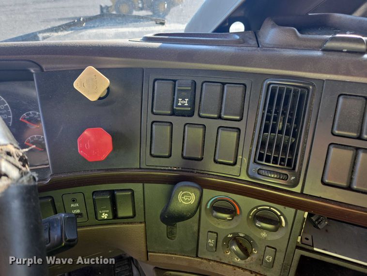 image for item YA0873 2014 Volvo VNL semi truck