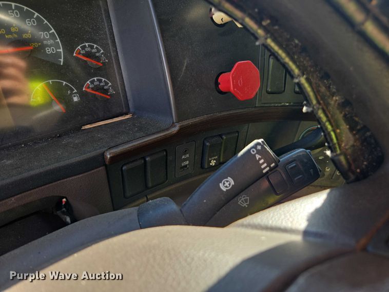 image for item YA0873 2014 Volvo VNL semi truck