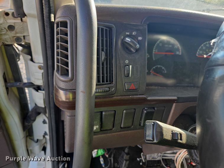 image for item YA0873 2014 Volvo VNL semi truck