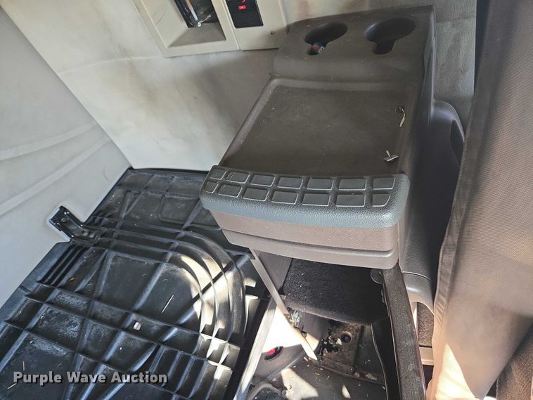 image for item YA0873 2014 Volvo VNL semi truck