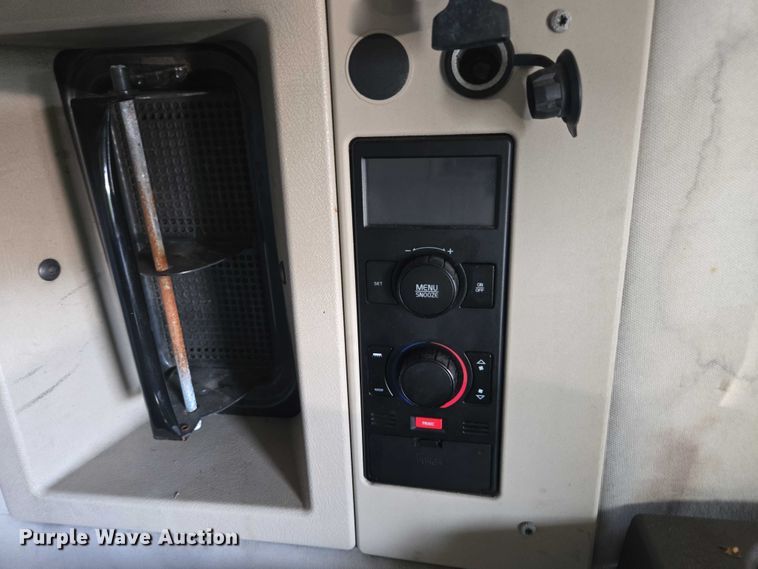 image for item YA0873 2014 Volvo VNL semi truck