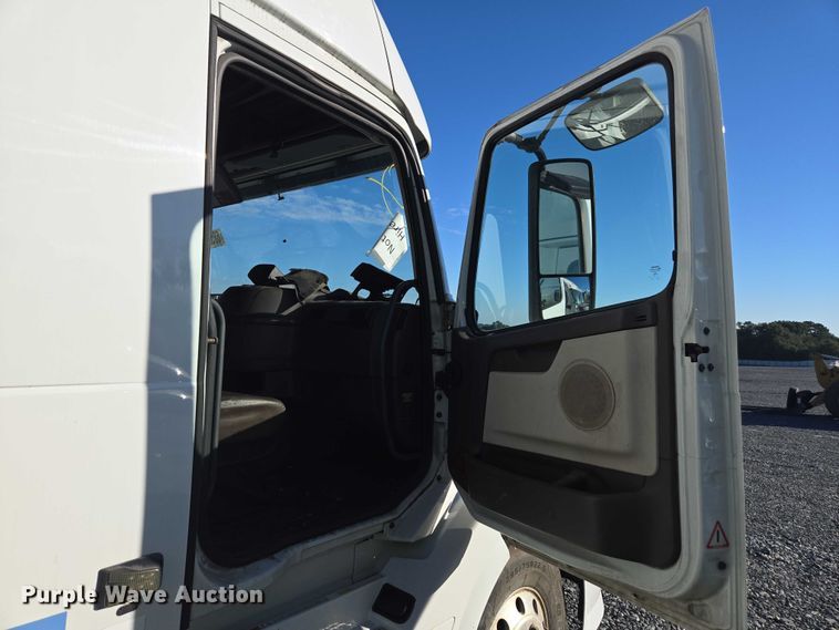 image for item YA0873 2014 Volvo VNL semi truck