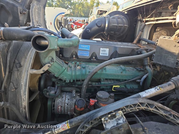 image for item YA0873 2014 Volvo VNL semi truck