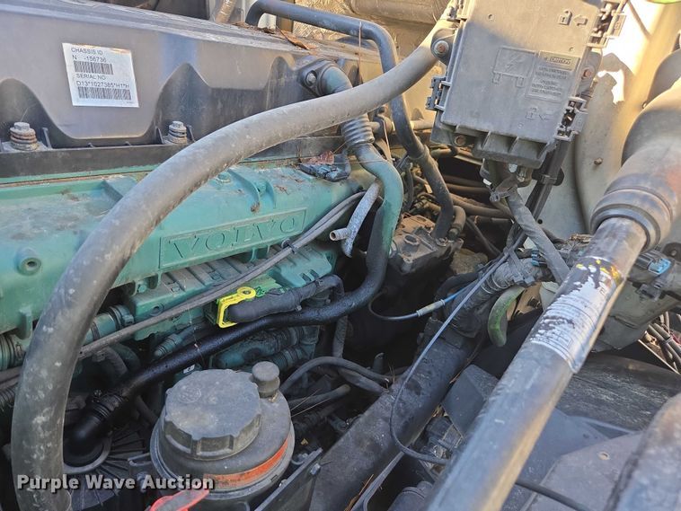 image for item YA0873 2014 Volvo VNL semi truck