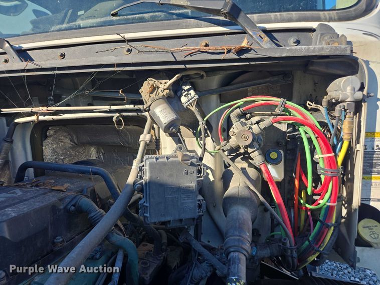 image for item YA0873 2014 Volvo VNL semi truck