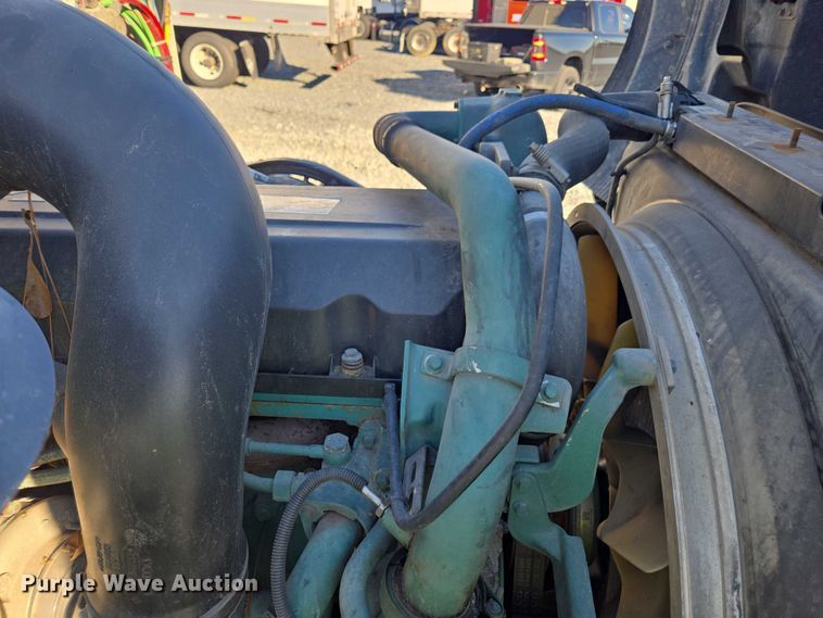 image for item YA0873 2014 Volvo VNL semi truck