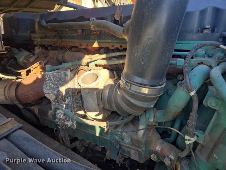 image for item YA0873 2014 Volvo VNL semi truck