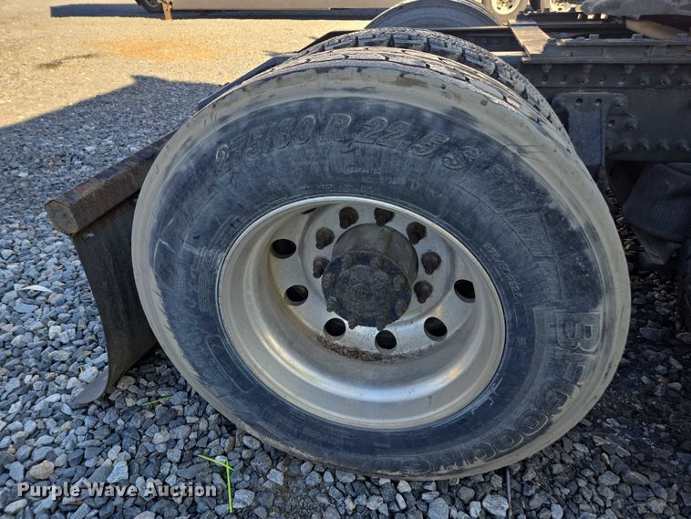 image for item YA0873 2014 Volvo VNL semi truck