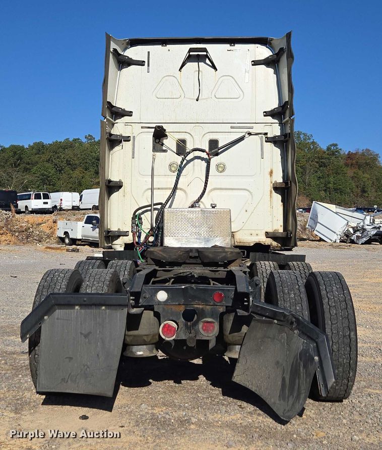 image for item YA0941 2016 Freightliner Cascadia semi truck