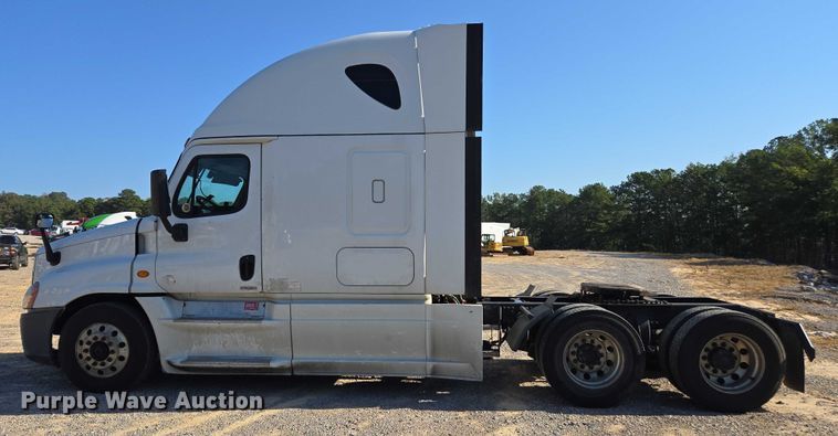 image for item YA0941 2016 Freightliner Cascadia semi truck