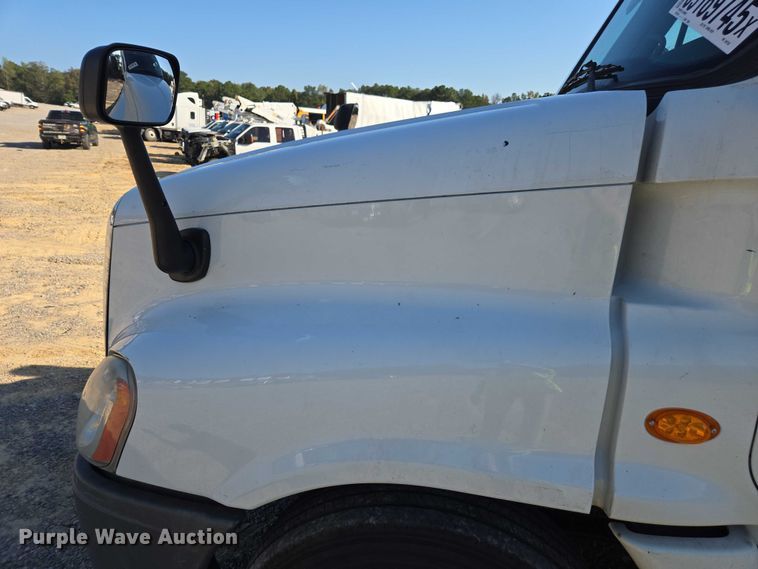 image for item YA0941 2016 Freightliner Cascadia semi truck