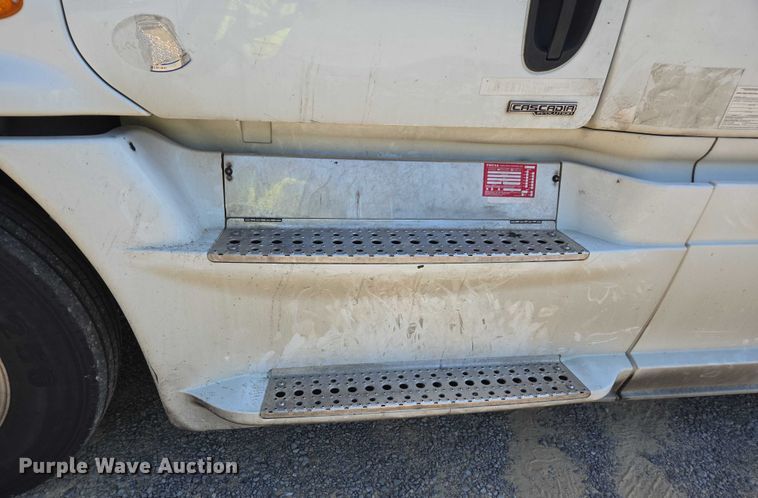 image for item YA0941 2016 Freightliner Cascadia semi truck