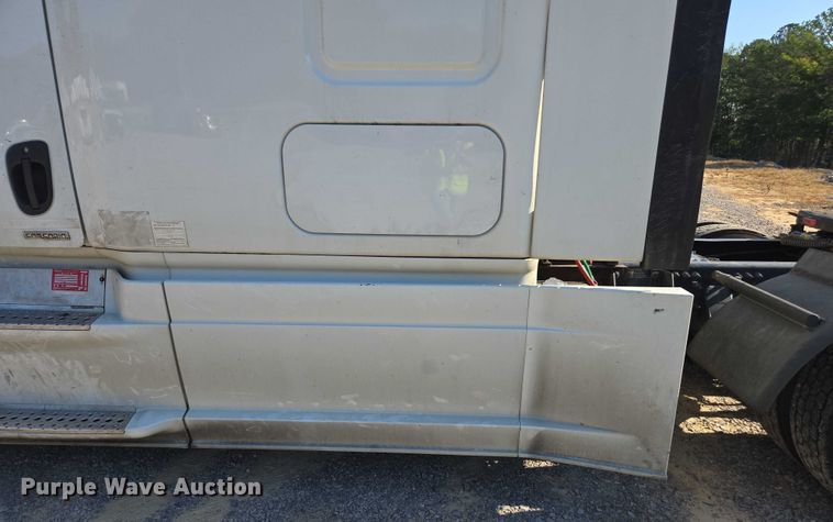 image for item YA0941 2016 Freightliner Cascadia semi truck