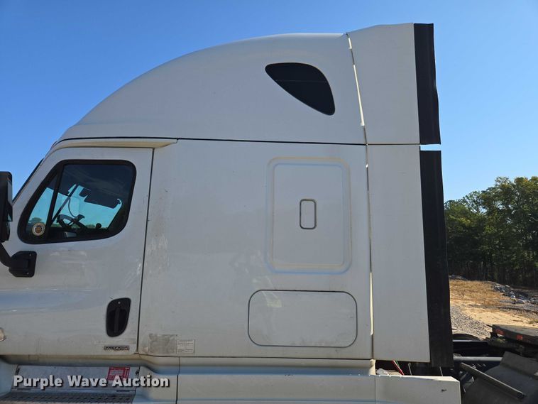 image for item YA0941 2016 Freightliner Cascadia semi truck