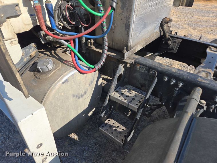 image for item YA0941 2016 Freightliner Cascadia semi truck