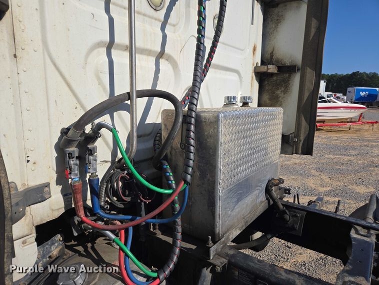 image for item YA0941 2016 Freightliner Cascadia semi truck