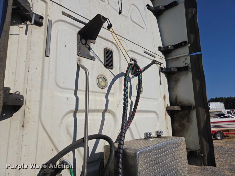 image for item YA0941 2016 Freightliner Cascadia semi truck