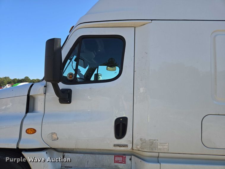 image for item YA0941 2016 Freightliner Cascadia semi truck