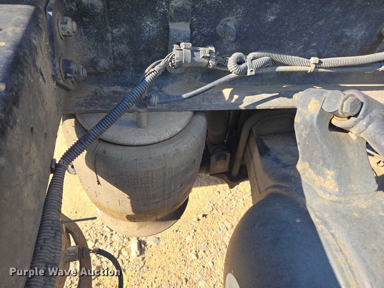 image for item YA0941 2016 Freightliner Cascadia semi truck