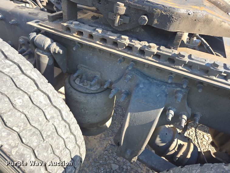 image for item YA0941 2016 Freightliner Cascadia semi truck