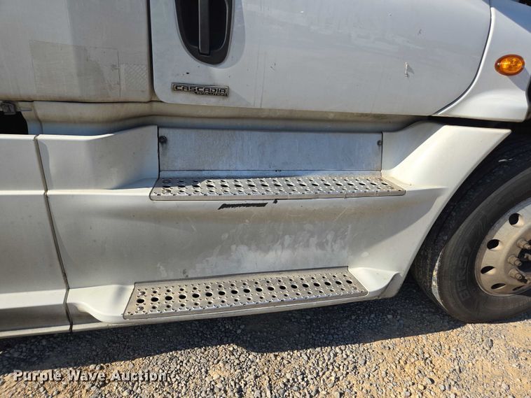 image for item YA0941 2016 Freightliner Cascadia semi truck