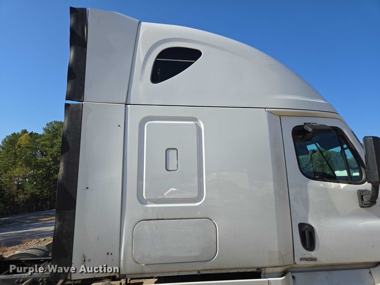 image for item YA0941 2016 Freightliner Cascadia semi truck