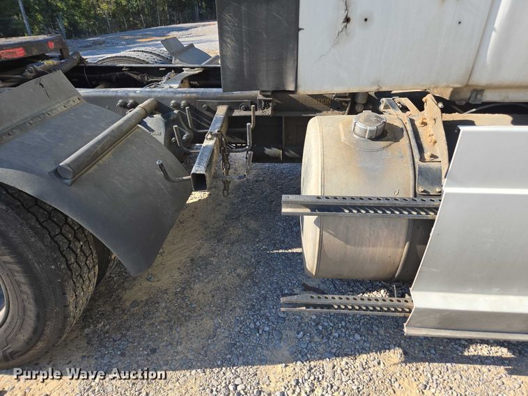 image for item YA0941 2016 Freightliner Cascadia semi truck