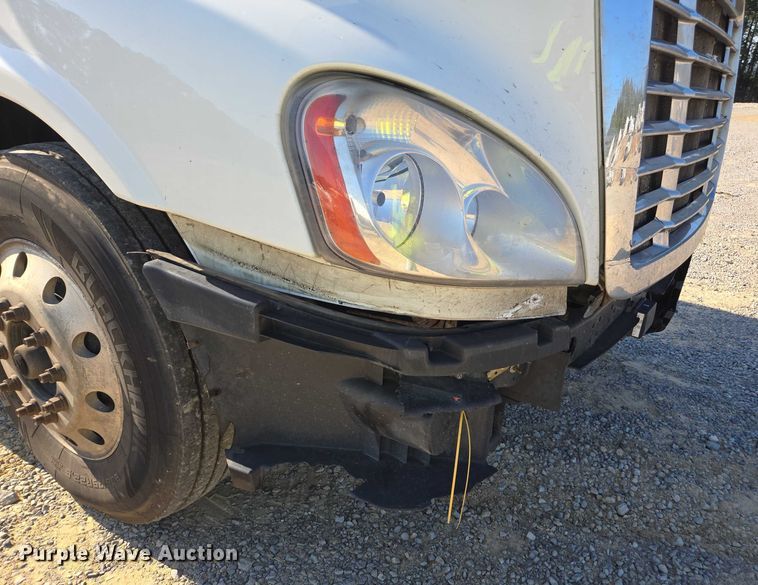 image for item YA0941 2016 Freightliner Cascadia semi truck