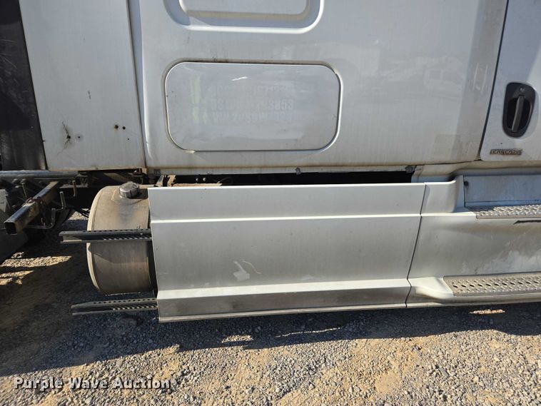 image for item YA0941 2016 Freightliner Cascadia semi truck