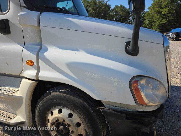 image for item YA0941 2016 Freightliner Cascadia semi truck