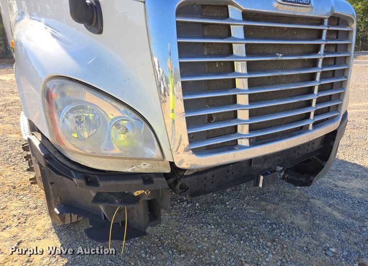 image for item YA0941 2016 Freightliner Cascadia semi truck