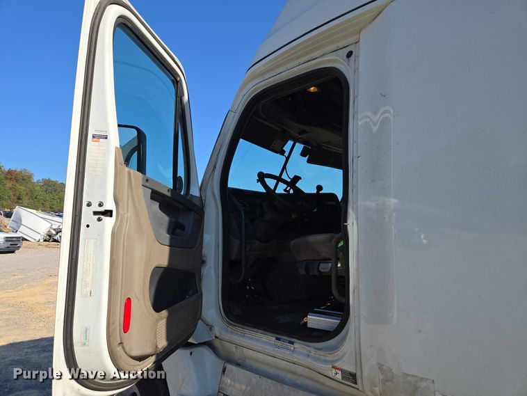 image for item YA0941 2016 Freightliner Cascadia semi truck