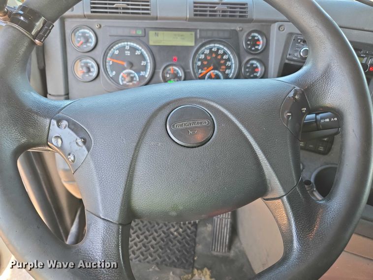 image for item YA0941 2016 Freightliner Cascadia semi truck