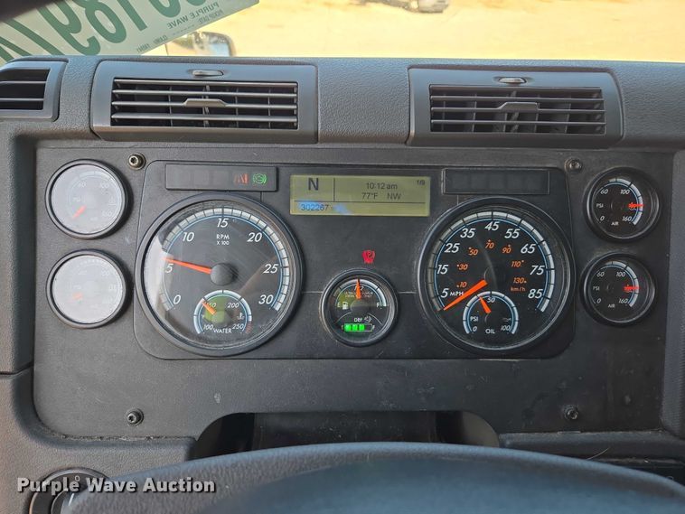 image for item YA0941 2016 Freightliner Cascadia semi truck