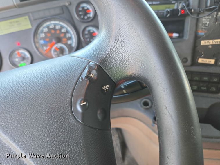 image for item YA0941 2016 Freightliner Cascadia semi truck