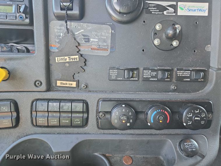 image for item YA0941 2016 Freightliner Cascadia semi truck