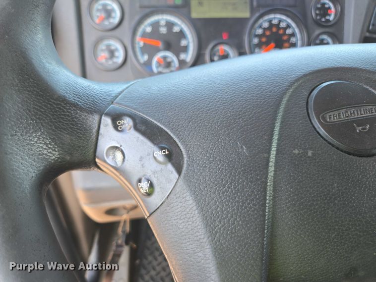 image for item YA0941 2016 Freightliner Cascadia semi truck