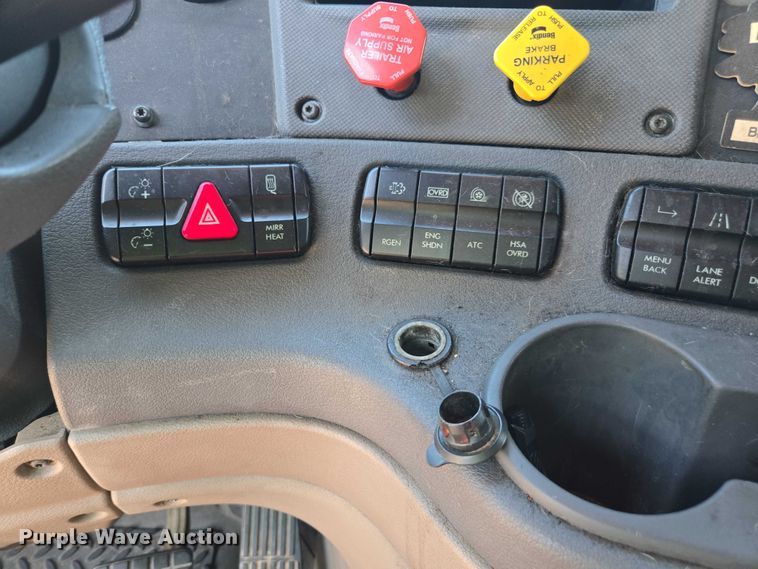 image for item YA0941 2016 Freightliner Cascadia semi truck