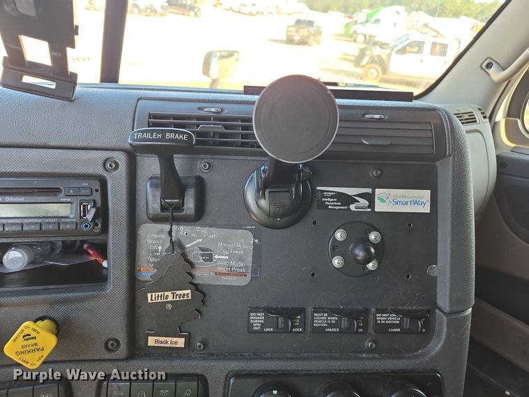 image for item YA0941 2016 Freightliner Cascadia semi truck