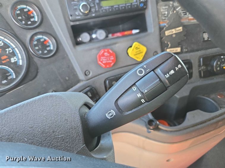 image for item YA0941 2016 Freightliner Cascadia semi truck