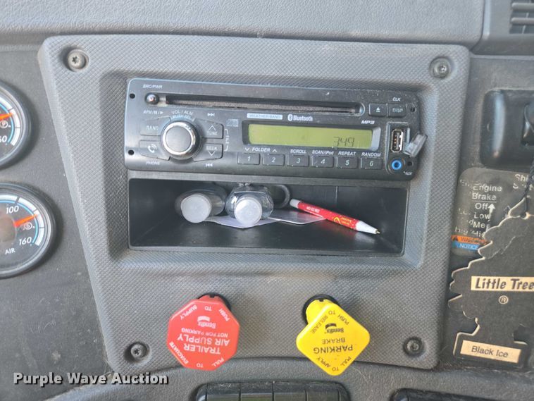 image for item YA0941 2016 Freightliner Cascadia semi truck