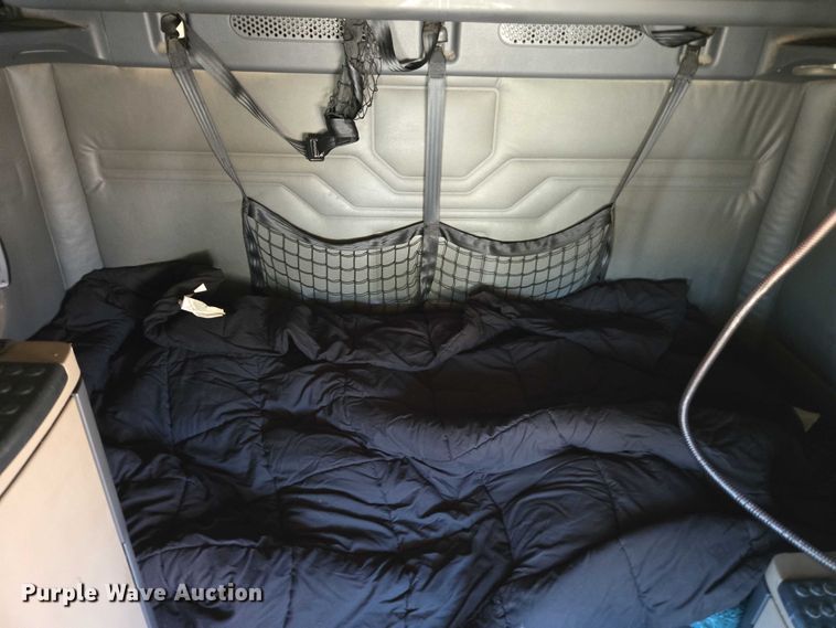 image for item YA0941 2016 Freightliner Cascadia semi truck