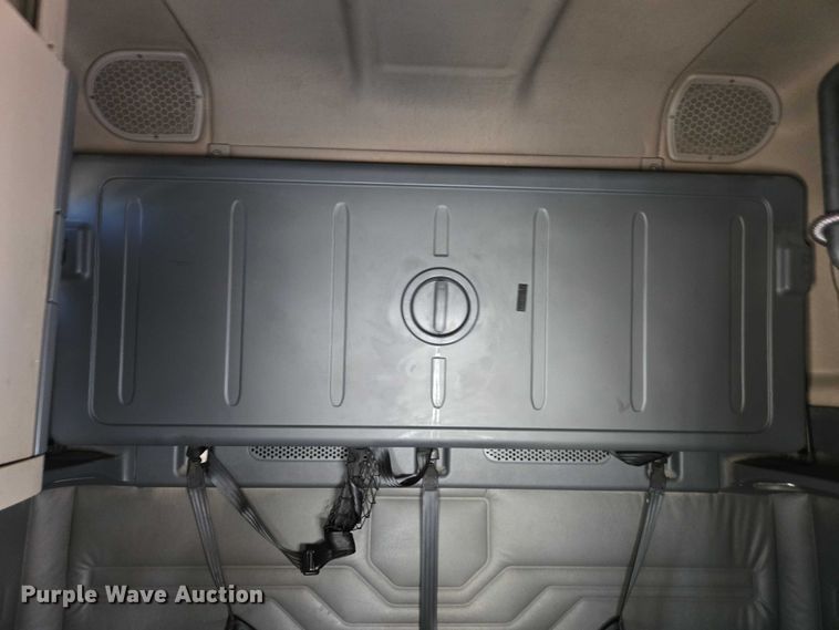 image for item YA0941 2016 Freightliner Cascadia semi truck