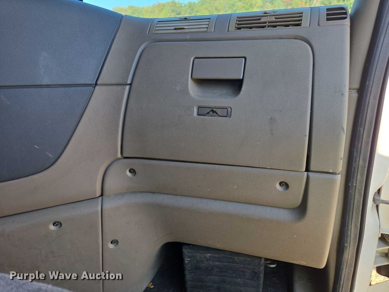 image for item YA0941 2016 Freightliner Cascadia semi truck