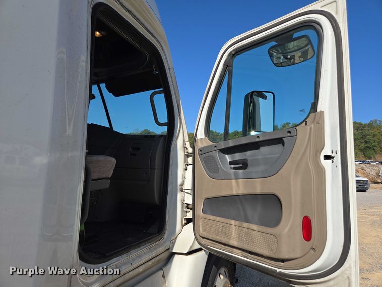 image for item YA0941 2016 Freightliner Cascadia semi truck