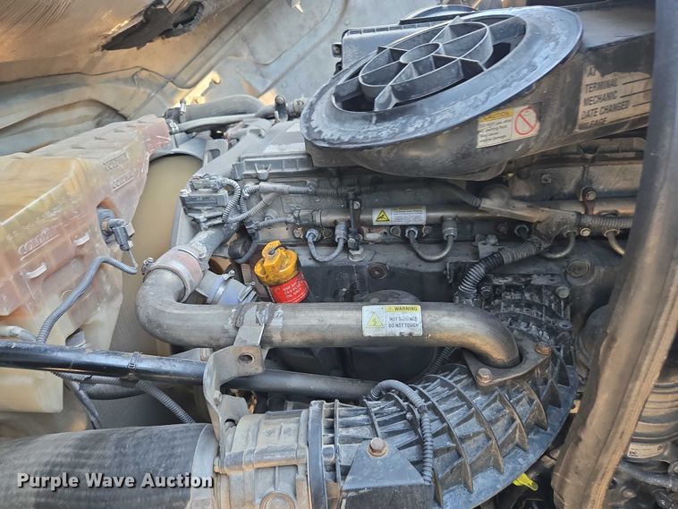 image for item YA0941 2016 Freightliner Cascadia semi truck